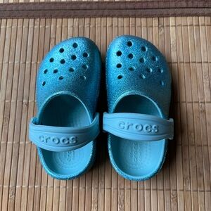 Crocs Kid’s glitter classic clog for toddler girl, Size C7